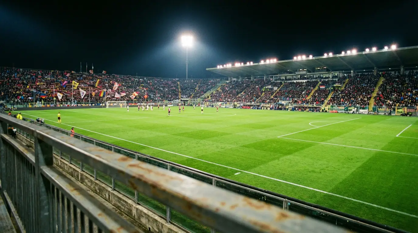 Veduta di un campo da calcio di Serie A con tribuna piena di tifosi