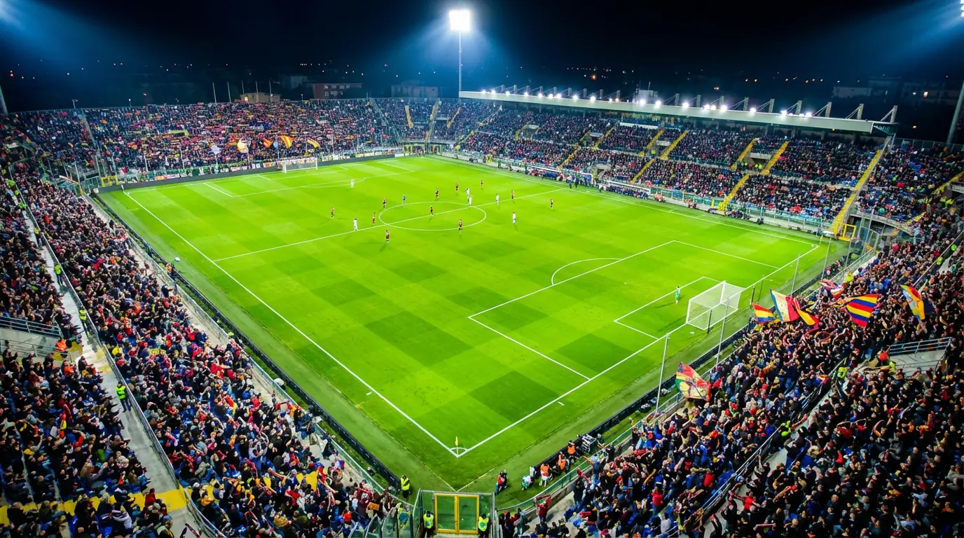 Stadio di calcio visto dall'alto con campo in erba verde e spalti durante una partita di Serie A