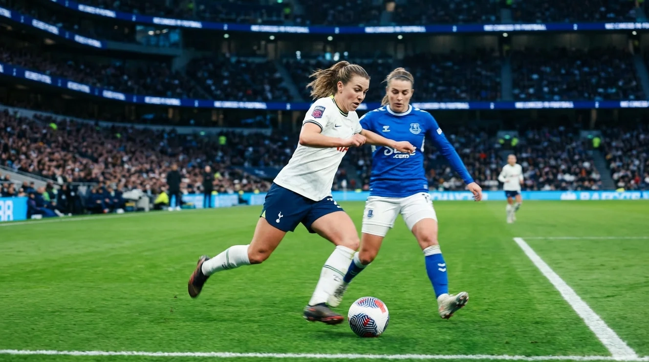 Partita di calcio femminile con giocatrici in azione su campo in erba